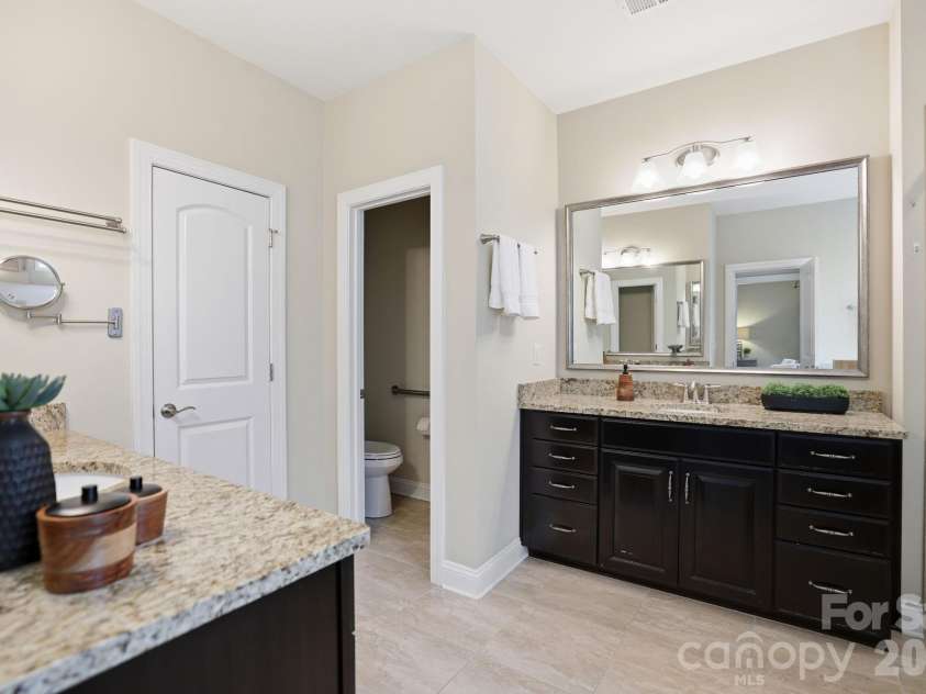 5109 Pansley Drive, Charlotte, NC 28226.  MLS# CAR4382768, YatesRealty ID 34500. Primary bath