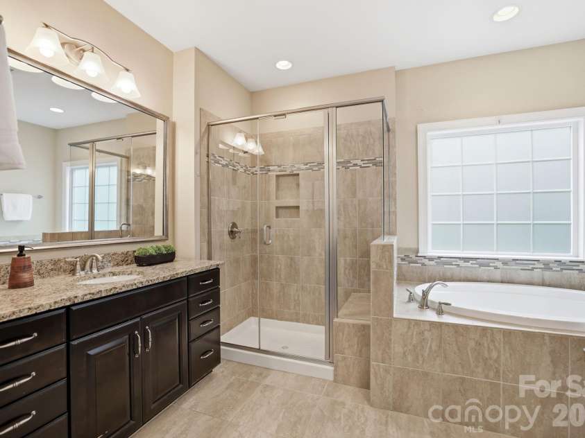 5109 Pansley Drive, Charlotte, NC 28226.  MLS# CAR4382768, YatesRealty ID 34500. Primary bath