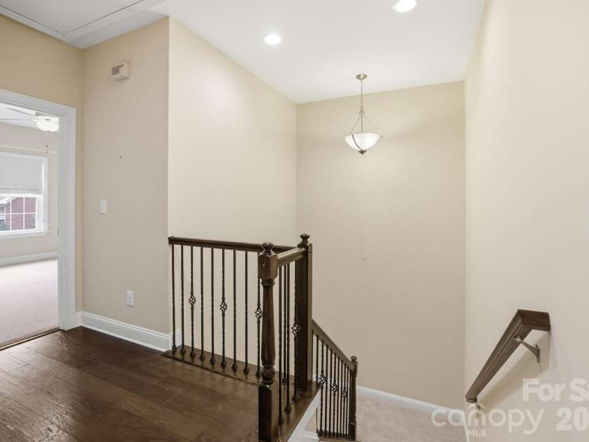 5109 Pansley Drive, Charlotte, NC 28226.  MLS# CAR4382768, YatesRealty ID 34500. Upper landing