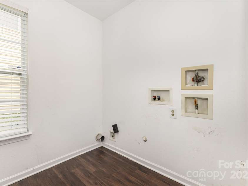 9508 Weston Woods Lane, Charlotte, NC 28216.  MLS# CAR4282260, YatesRealty ID 34503. 