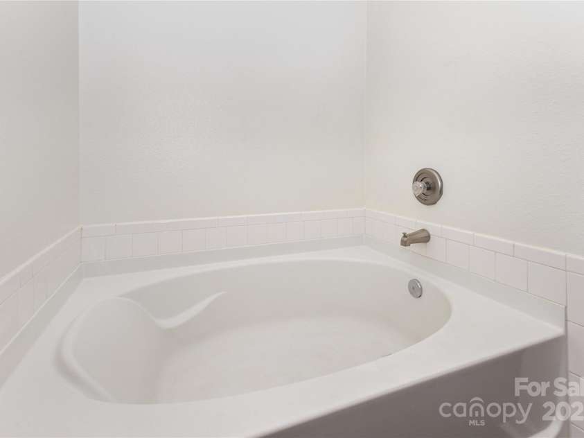 9508 Weston Woods Lane, Charlotte, NC 28216.  MLS# CAR4282260, YatesRealty ID 34503. 