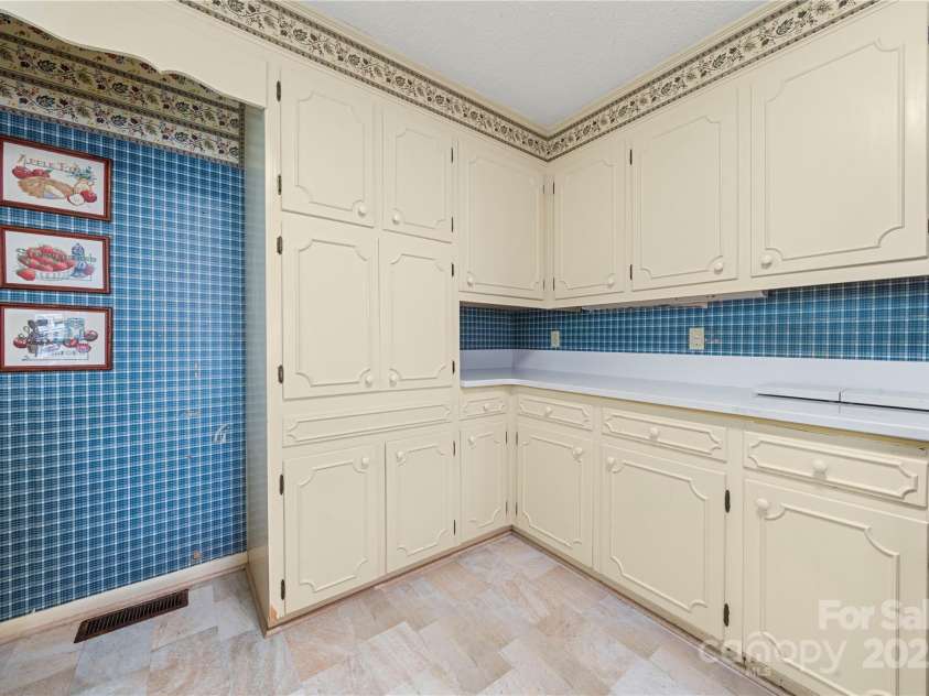 205 Gaston Avenue, Bessemer City, NC 28016.  MLS# CAR4296266, YatesRealty ID 34504. Lovely cabinets with tons of space