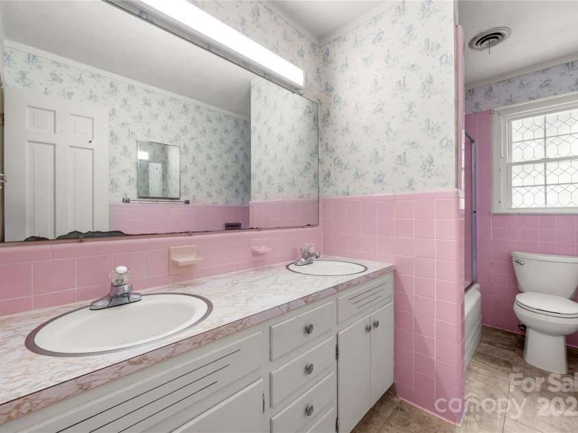 205 Gaston Avenue, Bessemer City, NC 28016.  MLS# CAR4296266, YatesRealty ID 34504. Upstairs Bathroom 3