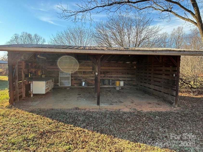 150 Old Georgia Road, Statesville, NC 28625.  MLS# CAR4324519, YatesRealty ID 3451. 