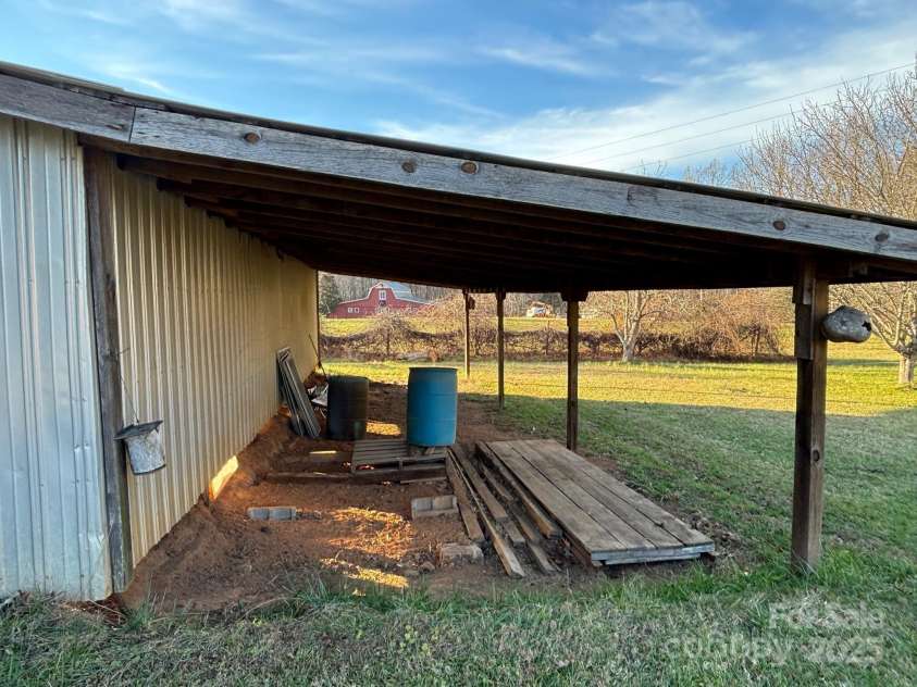 150 Old Georgia Road, Statesville, NC 28625.  MLS# CAR4324519, YatesRealty ID 3451. 