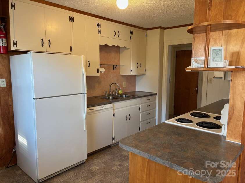 150 Old Georgia Road, Statesville, NC 28625.  MLS# CAR4324519, YatesRealty ID 3451. Kitchen