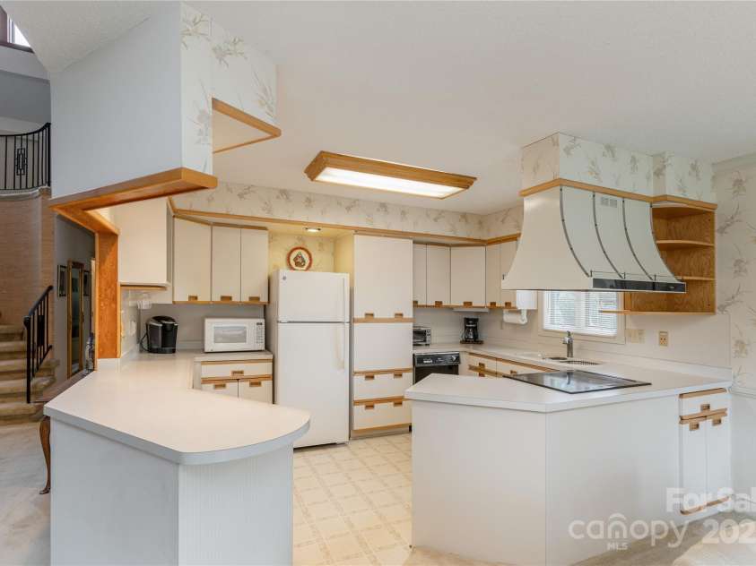 1 Westridge Court, Hendersonville, NC 28791.  MLS# CAR4295596, YatesRealty ID 34510. 