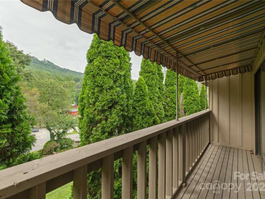 1 Westridge Court, Hendersonville, NC 28791.  MLS# CAR4295596, YatesRealty ID 34510. 
