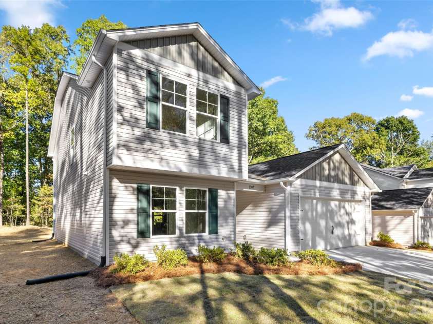 1707 Evans Drive, Lancaster, SC 29720.  MLS# CAR4435817, YatesRealty ID 34510. Dual primary suites, 5 bedrooms, 3.5 baths