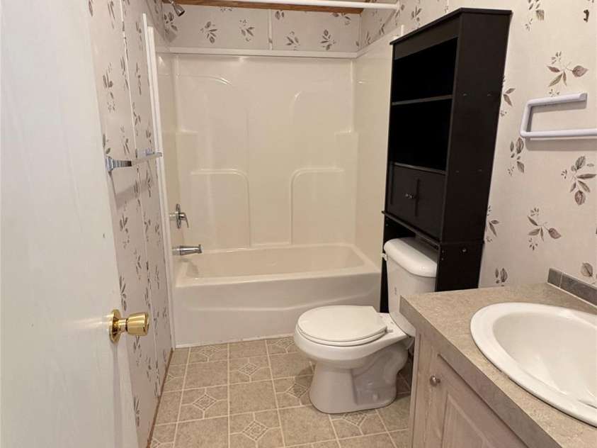 5422 Wrenn Drive, Catawba, NC 28037.  MLS# CAR4399094, YatesRealty ID 34511. Bathroom 2