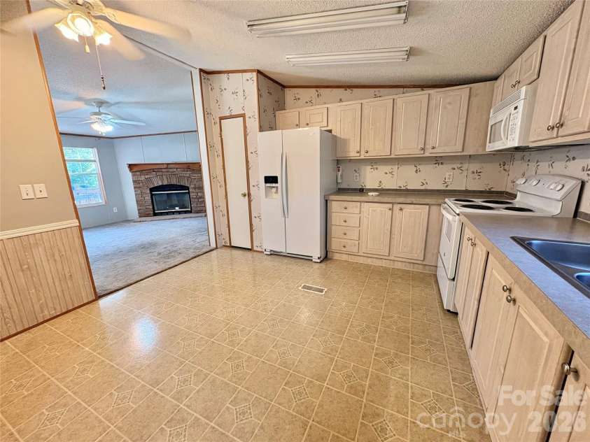 5422 Wrenn Drive, Catawba, NC 28037.  MLS# CAR4399094, YatesRealty ID 34511. Kitchen