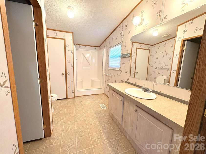 5422 Wrenn Drive, Catawba, NC 28037.  MLS# CAR4399094, YatesRealty ID 34511. Primary Bathroom