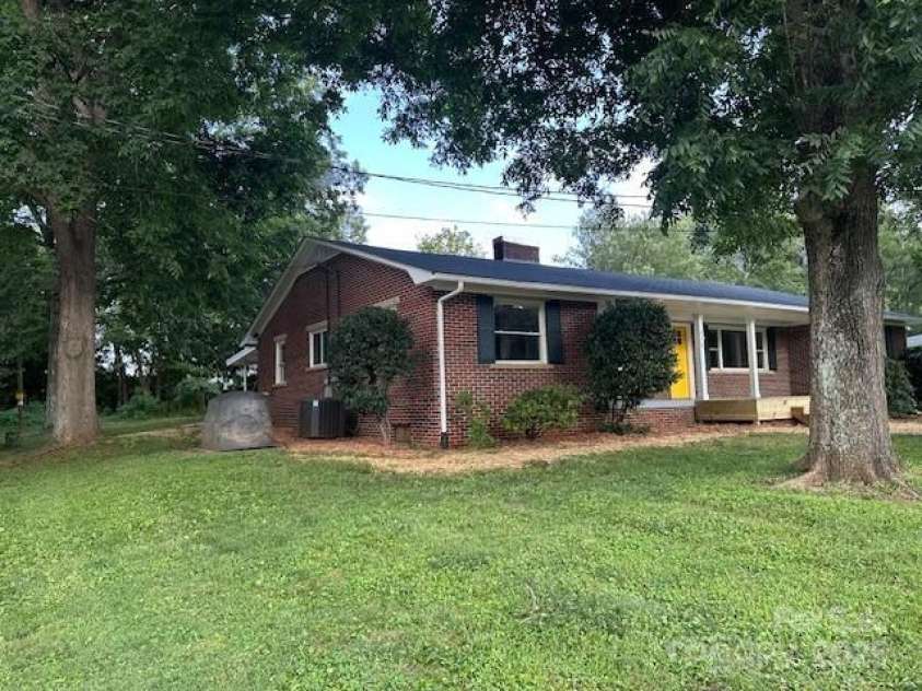 3050 Wilkesboro Highway, Statesville, NC 28625.  MLS# CAR4290820, YatesRealty ID 34512. 