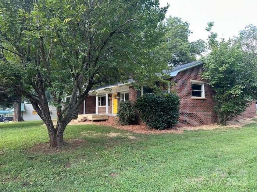 3050 Wilkesboro Highway, Statesville, NC 28625.  MLS# CAR4290820, YatesRealty ID 34512. 