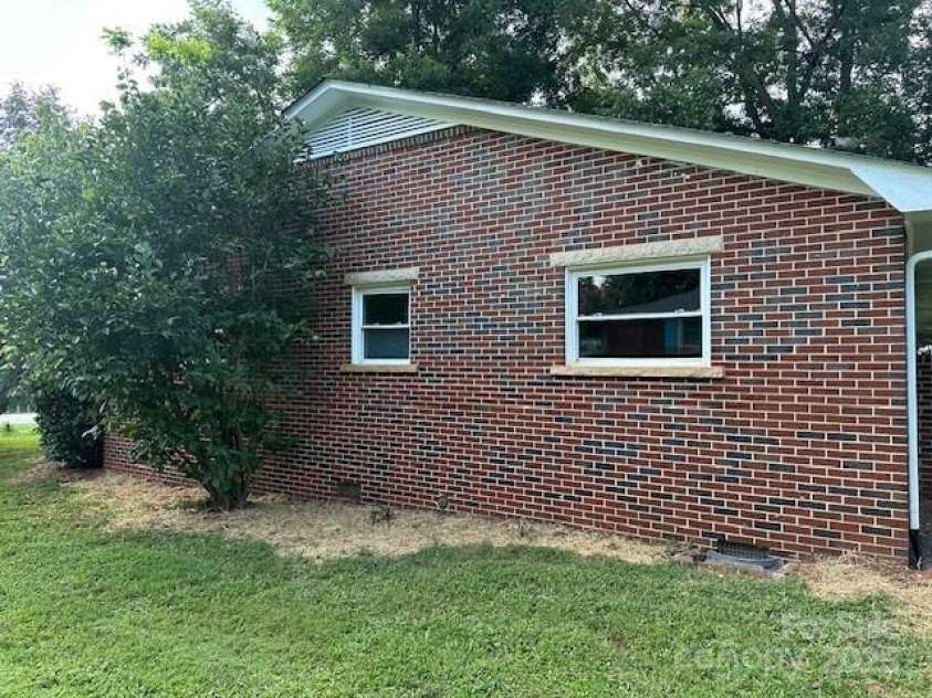 3050 Wilkesboro Highway, Statesville, NC 28625.  MLS# CAR4290820, YatesRealty ID 34512. 