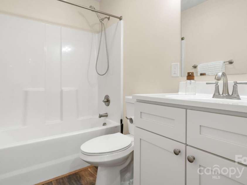 5554 Hillsdale Drive, Fort Lawn, SC 29714.  MLS# CAR4269633, YatesRealty ID 34514. Second Bathroom