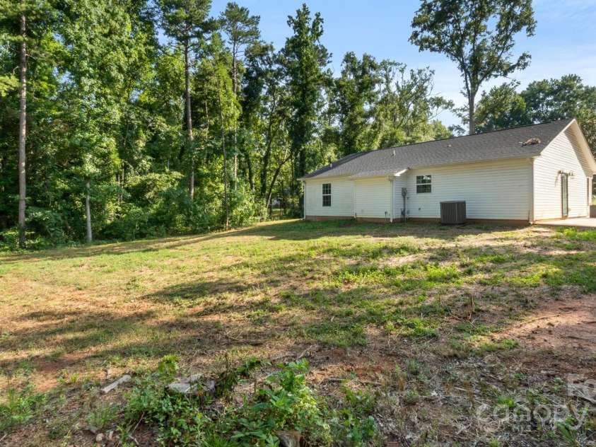 5554 Hillsdale Drive, Fort Lawn, SC 29714.  MLS# CAR4269633, YatesRealty ID 34514. Yard