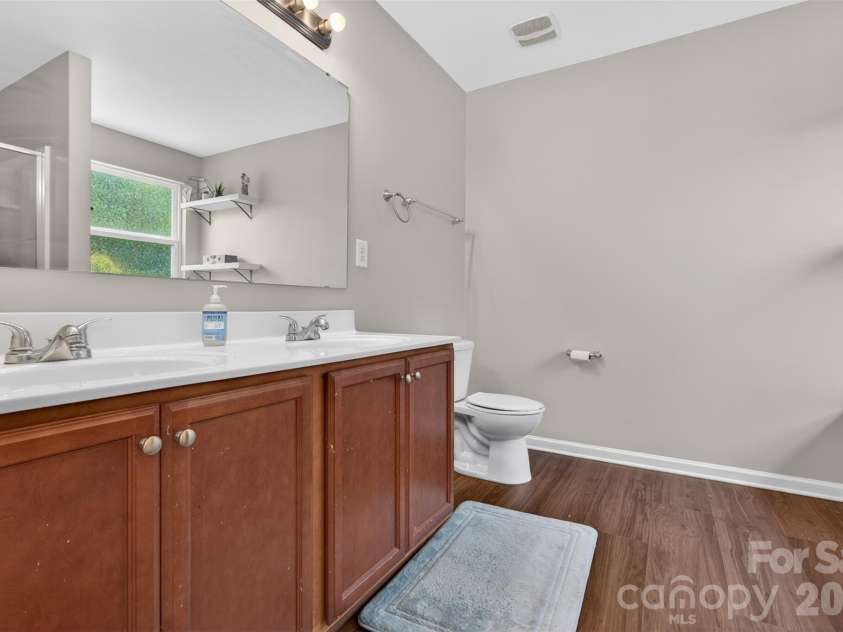 1200 Catawba Run, Lowell, NC 28098.  MLS# CAR4392613, YatesRealty ID 34515. Primary Bath