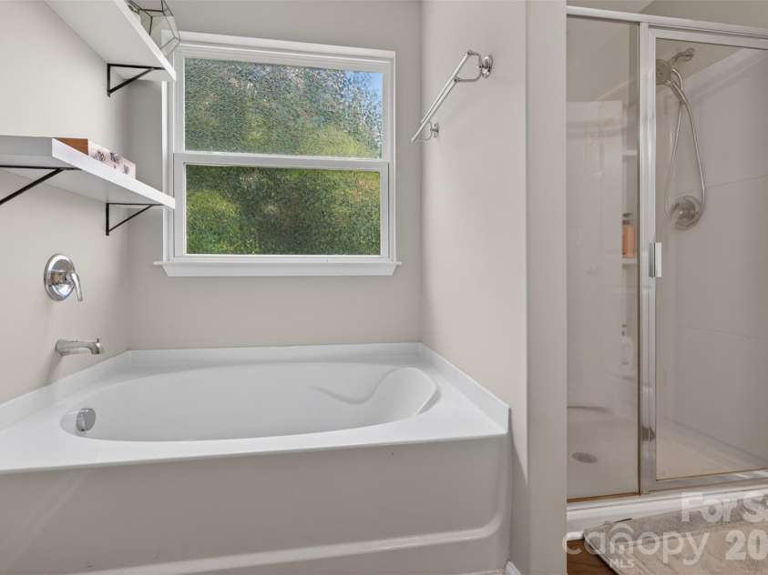 1200 Catawba Run, Lowell, NC 28098.  MLS# CAR4392613, YatesRealty ID 34515. Primary Bath