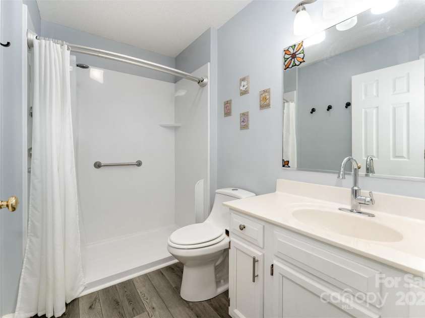 505 Hunters Way, Lexington, NC 27292.  MLS# CAR4291665, YatesRealty ID 34515. Bathroom 1