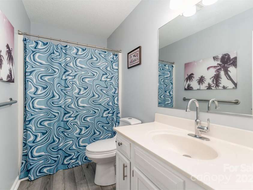 505 Hunters Way, Lexington, NC 27292.  MLS# CAR4291665, YatesRealty ID 34515. Bathroom 2
