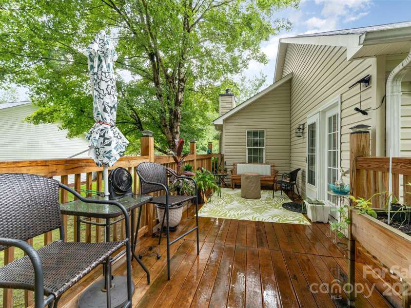505 Hunters Way, Lexington, NC 27292.  MLS# CAR4291665, YatesRealty ID 34515. Deck