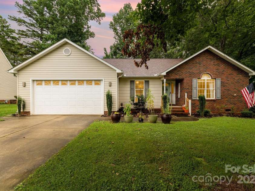 505 Hunters Way, Lexington, NC 27292.  MLS# CAR4291665, YatesRealty ID 34515. Front House