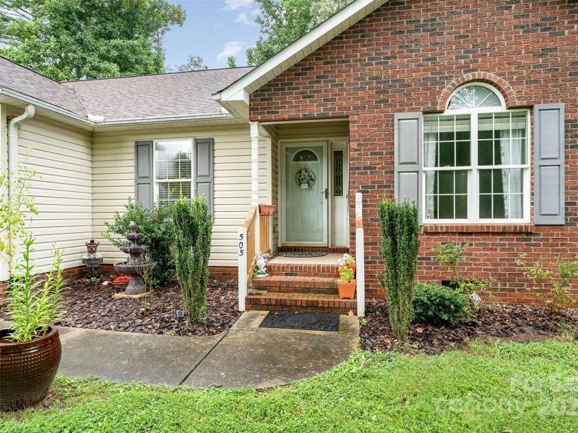 505 Hunters Way, Lexington, NC 27292.  MLS# CAR4291665, YatesRealty ID 34515. Front Porch