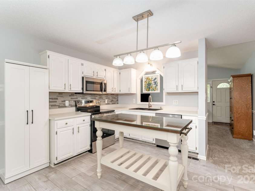 505 Hunters Way, Lexington, NC 27292.  MLS# CAR4291665, YatesRealty ID 34515. Kitchen