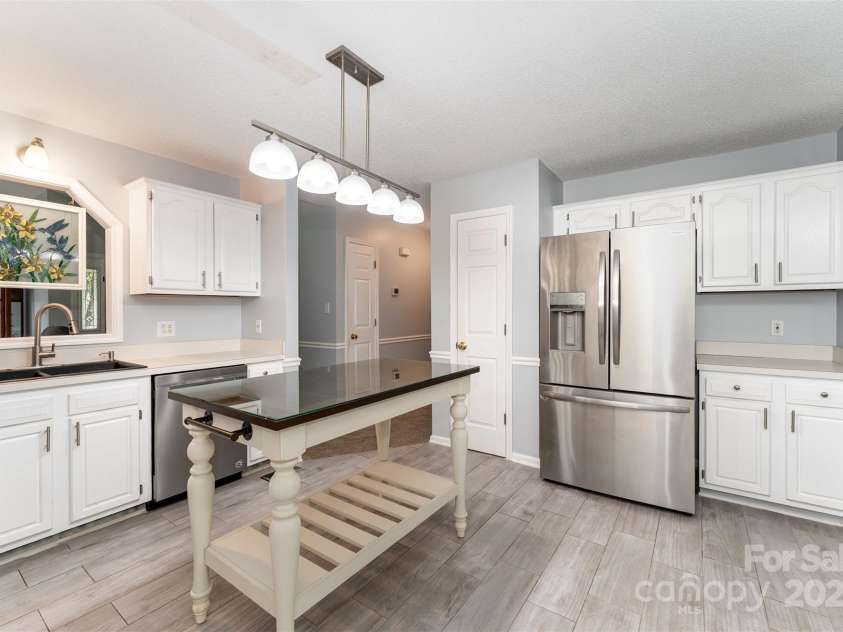 505 Hunters Way, Lexington, NC 27292.  MLS# CAR4291665, YatesRealty ID 34515. Kitchen