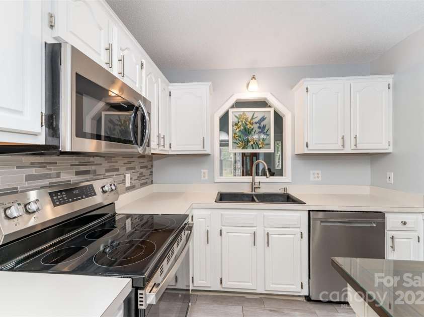 505 Hunters Way, Lexington, NC 27292.  MLS# CAR4291665, YatesRealty ID 34515. Kitchen