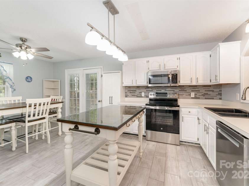 505 Hunters Way, Lexington, NC 27292.  MLS# CAR4291665, YatesRealty ID 34515. Kitchen