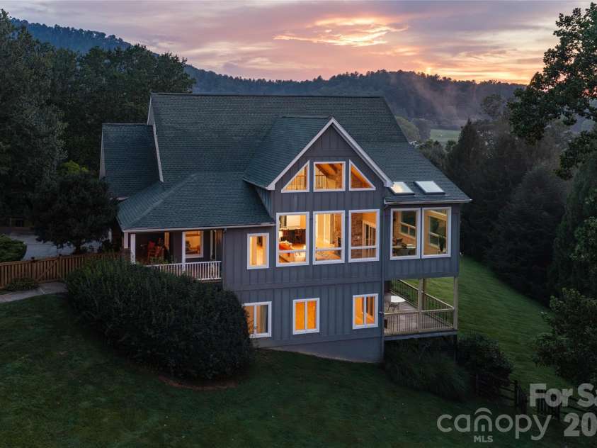 33 Bridle Path Drive, Barnardsville, NC 28709.  MLS# CAR4378002, YatesRealty ID 34516. Elevated mountain retreat in sough after Horseshoe Ridge