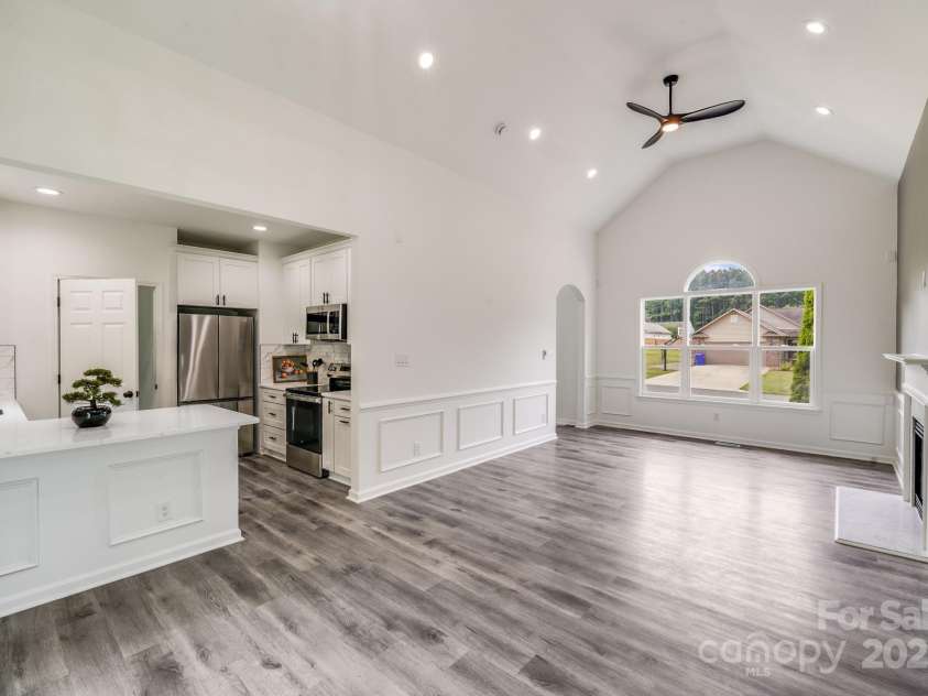 144 Walking Horse Run, Stanley, NC 28164.  MLS# CAR4288143, YatesRealty ID 34517. Open main living area!