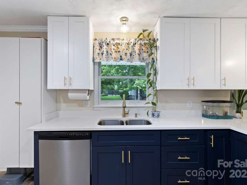 242 Pattys Chapel Road, Fletcher, NC 28732.  MLS# CAR4264130, YatesRealty ID 34519. Stunning countertops