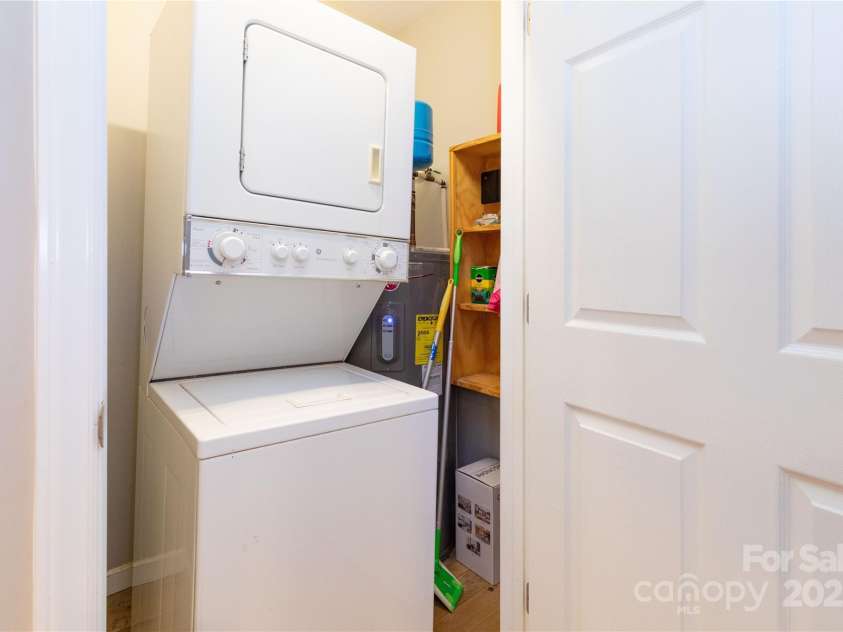 210 State Street, Asheville, NC 28806.  MLS# CAR4218309, YatesRealty ID 3452. Laundry.