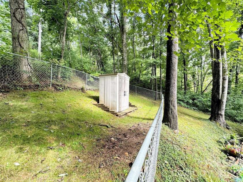 346 Wendy Way, Clyde, NC 28721.  MLS# CAR4289495, YatesRealty ID 3452. 