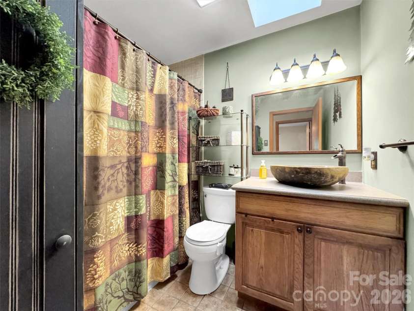 346 Wendy Way, Clyde, NC 28721.  MLS# CAR4289495, YatesRealty ID 3452. Main Level Hall Bath