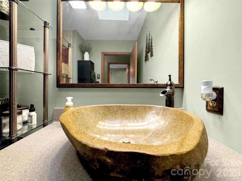 346 Wendy Way, Clyde, NC 28721.  MLS# CAR4289495, YatesRealty ID 3452. Main Level Hall Bath