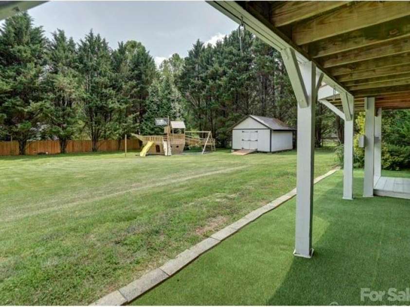 109 Meadow Run, Asheville, NC 28806.  MLS# CAR4259730, YatesRealty ID 34520. Back Yard-2
