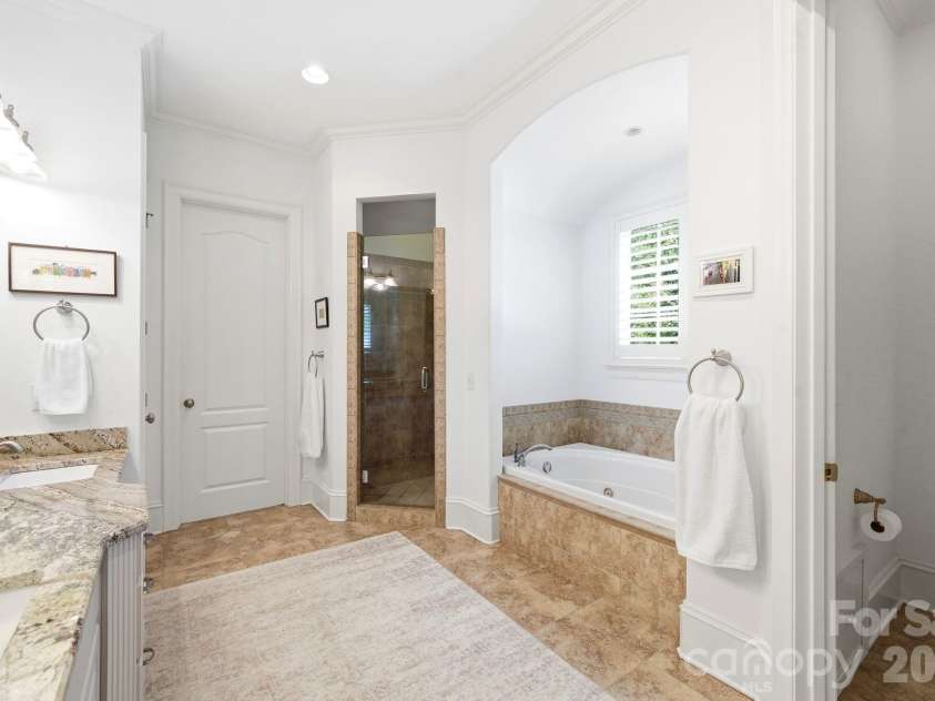 11120 Mcclure Manor Drive, Charlotte, NC 28277.  MLS# CAR4398622, YatesRealty ID 34520. Primary Bath