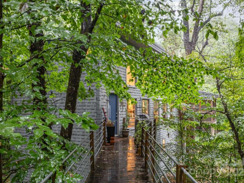 7600 Cedarbrook Drive, Charlotte, NC 28215.  MLS# CAR4289327, YatesRealty ID 34521. 