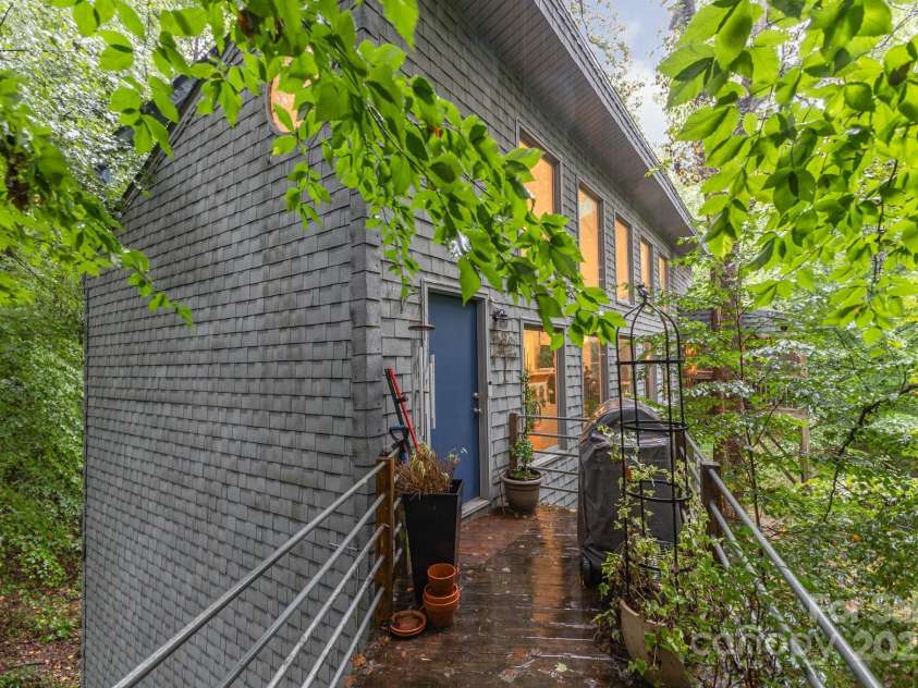 7600 Cedarbrook Drive, Charlotte, NC 28215.  MLS# CAR4289327, YatesRealty ID 34521. 