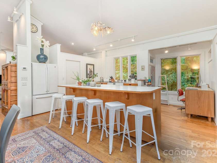 7600 Cedarbrook Drive, Charlotte, NC 28215.  MLS# CAR4289327, YatesRealty ID 34521. 