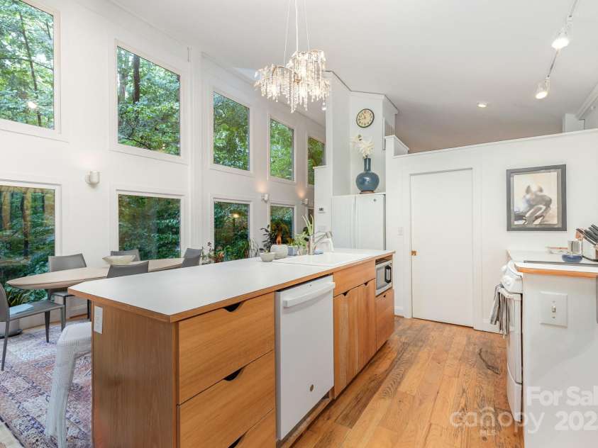 7600 Cedarbrook Drive, Charlotte, NC 28215.  MLS# CAR4289327, YatesRealty ID 34521. 