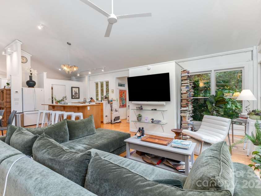 7600 Cedarbrook Drive, Charlotte, NC 28215.  MLS# CAR4289327, YatesRealty ID 34521. 