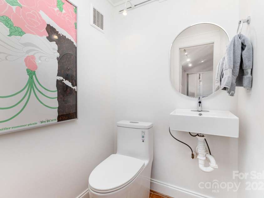 7600 Cedarbrook Drive, Charlotte, NC 28215.  MLS# CAR4289327, YatesRealty ID 34521. 