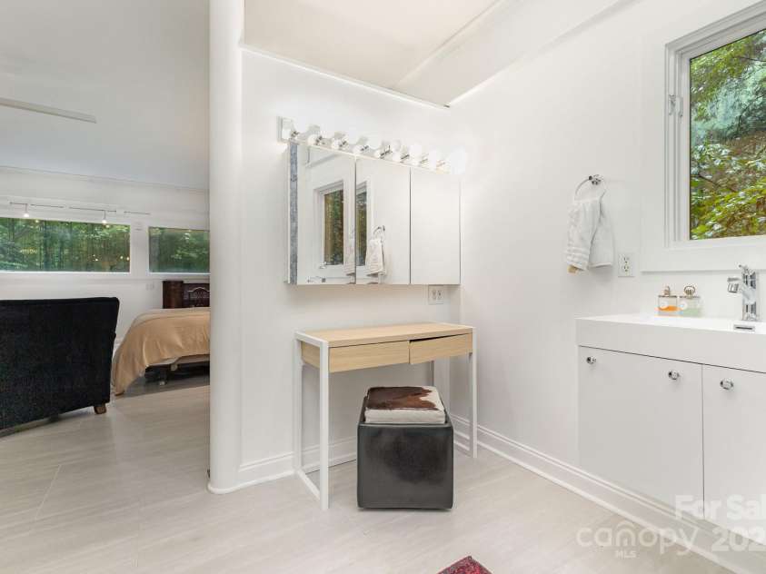 7600 Cedarbrook Drive, Charlotte, NC 28215.  MLS# CAR4289327, YatesRealty ID 34521. 