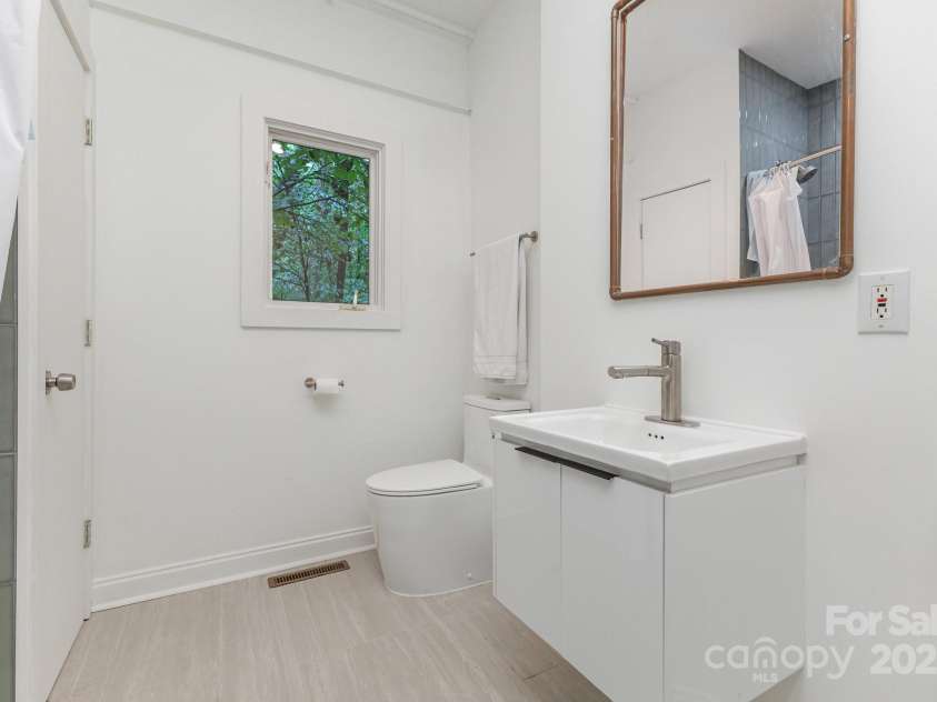 7600 Cedarbrook Drive, Charlotte, NC 28215.  MLS# CAR4289327, YatesRealty ID 34521. 
