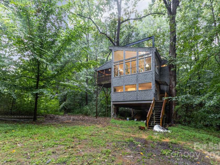 7600 Cedarbrook Drive, Charlotte, NC 28215.  MLS# CAR4289327, YatesRealty ID 34521. 